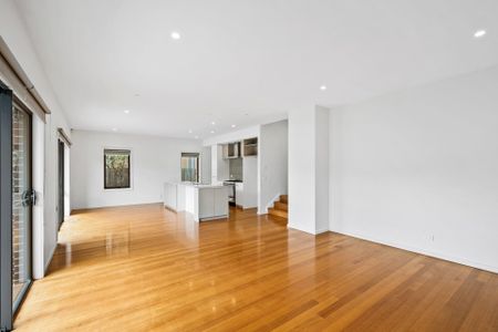 11 Ochre Place, Mount Waverley - Photo 3