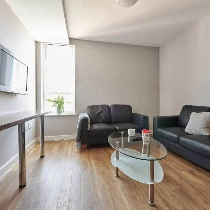 Classic En-suite in a 5-bed flat - Photo 1