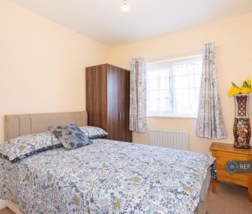 4 bedroom semi-detached house to rent - Photo 4