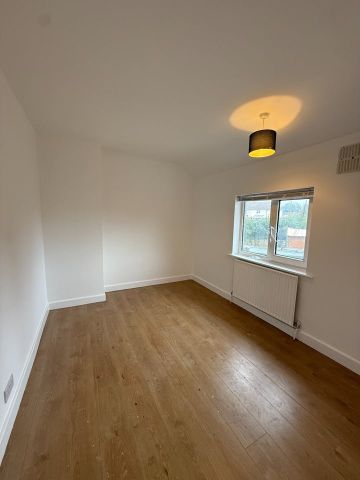 3 Bed Semi-Detached House, Thorpe Crescent, LS10 - Photo 2