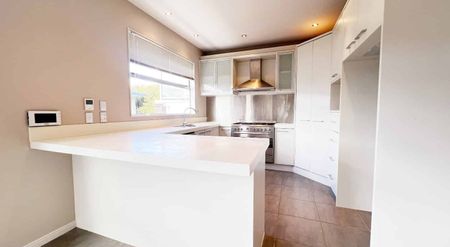 Spacious 5-Bedroom Family Home - Everything You Need! - Photo 5