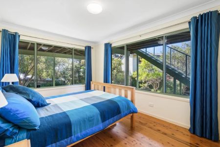 Delightful Family Home Enjoying Filtered Ocean Views - Lawn Care Included ! - Photo 3