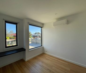 Elegant, Modern & Low Maintenance ! - Photo 3