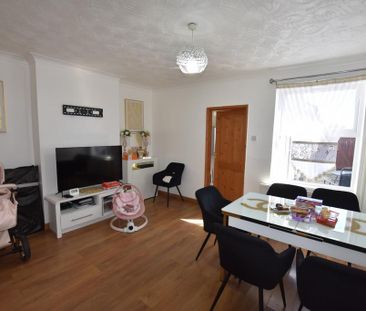 3 bedroom end of terrace house to rent - Photo 4