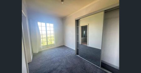 CONVENIENT LIVING IN THE HEART OF MAIDSTONE - Photo 5