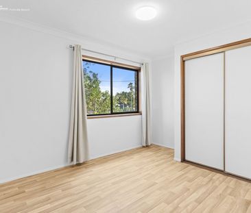 Spacious Beachside Apartment with Renovated Kitchen - Photo 3