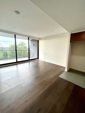 Ultra Modern 1 Bedroom Apartment with Secure Car Space - Photo 5