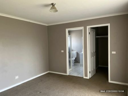 1 Saxonwood Drive, Narre Warren VIC - Photo 2