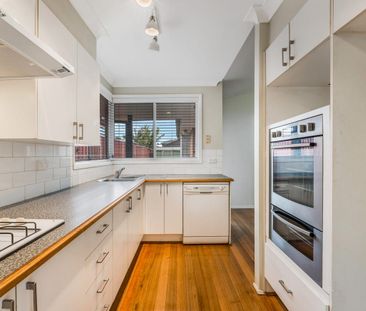 Modern & Stylish Family Home in Prime Hoxton Park Location! - Photo 6