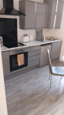 3 bedroom flat to rent - Photo 2