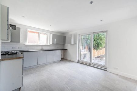 4 bedroom end of terrace house to rent - Photo 5