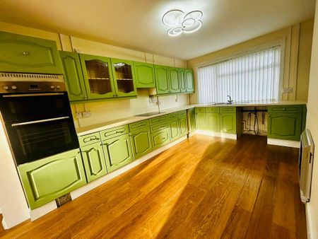 Pine Grove, Neath - Photo 4