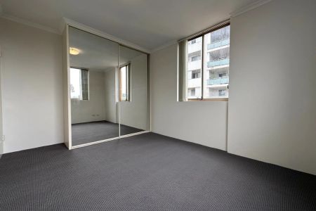 Top Floor Apartment, Your Cozy Retreat Close to Everything! - Photo 3