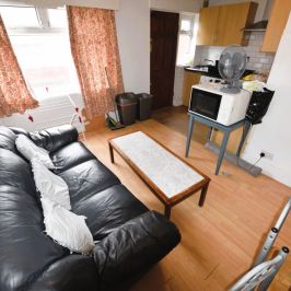 3 bedroom House in Hyde Park, Leeds - Photo 1