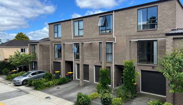 Modern townhouse situated at rear with garden - Photo 1