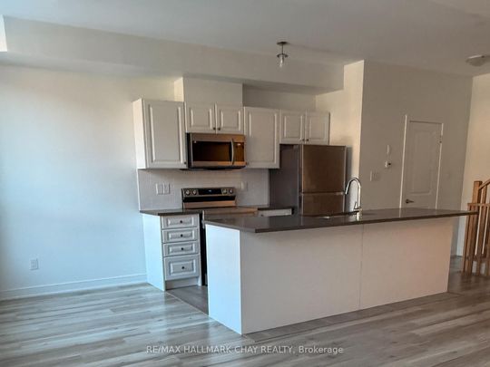 For Lease - 5 Red Maple Lane, Barrie, Ontario - Photo 1