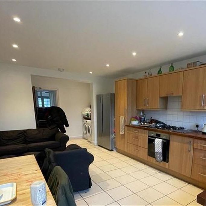 5 bedroom end of terrace house to rent - Photo 1