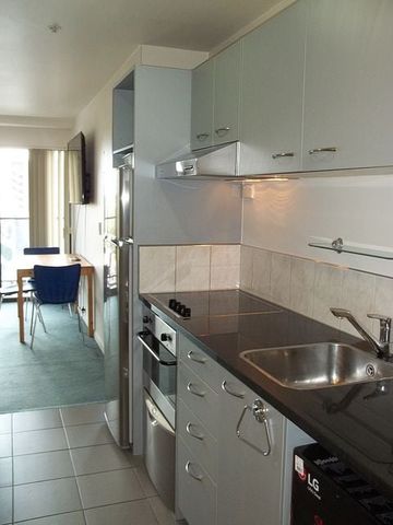 Sunny and Spacious 2 Bedroom Fully Furnished Apart - Photo 4
