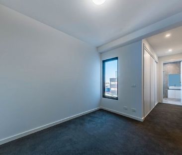 TOP FLOOR SUB-PENTHOUSE IN THE HEART OF OAKLEIGH - Photo 6