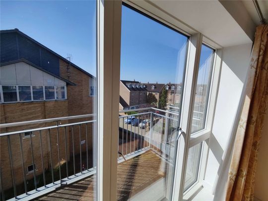 Well presented two bedroom apartment in secure development - Photo 1