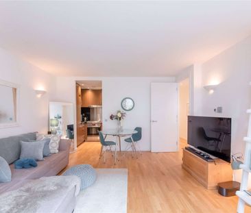 One bedroom apartment with views of the Thames, located in New Prov... - Photo 3