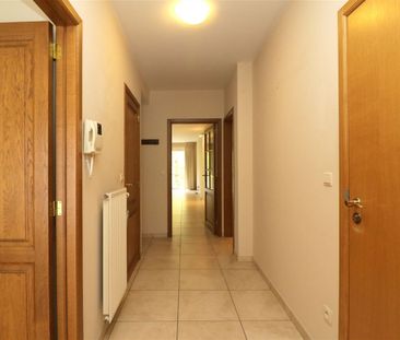 Appartement met 2 slpk., autostaanplaats en terras in centrum Aarschot - Photo 3