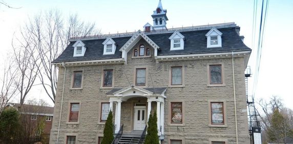 Appartement, très grand loft, plafonds 12 pieds, 2 chambres situé dans un Couvent au pittoresque village du Vieux Sainte-Rose Laval, 1950$ tout inclut - Photo 2