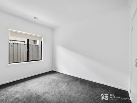 Beautiful 4 Bedroom in the heart of Strathtulloh - Photo 4