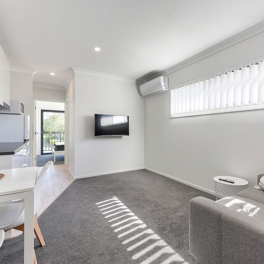 MODERN, FULLY FURNISHED, STUDIO APARTMENT - Photo 1