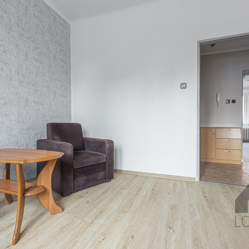 Przestronne i wyposażone dwupokojowe mieszkanie w centrum Jaworzna do wynajęcia | Spacer 3D - Фото 1