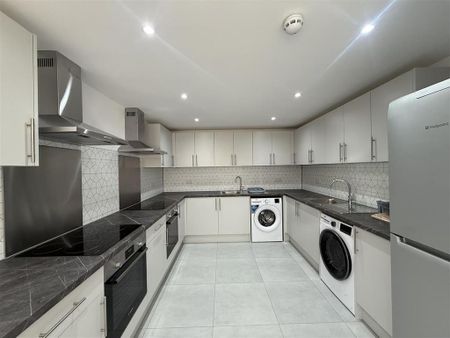 1 bedroom in a house share to rent - Photo 3
