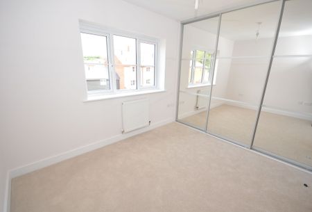 4 bedroom mid terraced house to rent - Photo 5