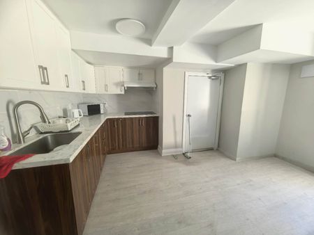 For Lease - 437 Bathurst Street, Toronto, Ontario - Photo 3