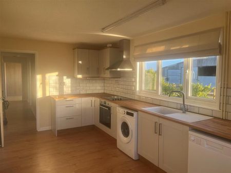 3 bedroom detached bungalow to rent - Photo 4