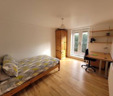 Room 2 Available, 12 Bedroom House, Willowbank Mews – Student Accom... - Photo 2