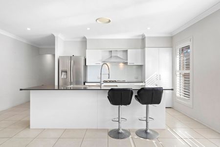 READY TO MOVE IN Single Level Four Bedroom Residence Close to All Amenities! - Photo 4