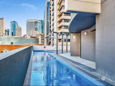 Executive CBD Living with Breathtaking Outlooks! - Photo 3