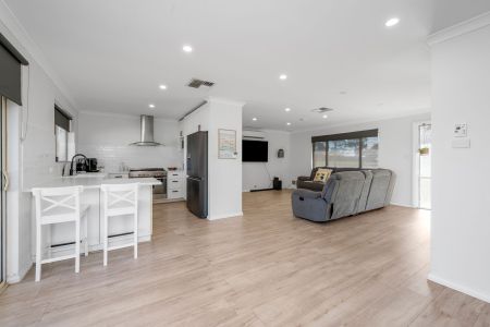 Renovated home complete with split systems and solar panels - Photo 3