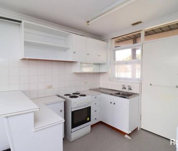 Freshly renovated - Photo 5