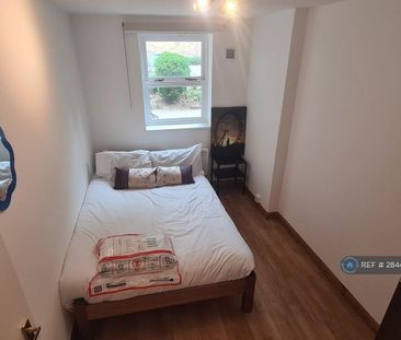 1 bedroom in a flat share to rent - Photo 3