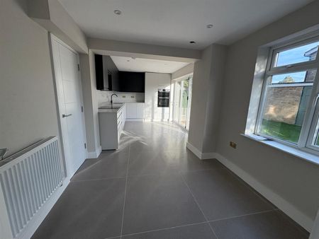 4 bed house to rent in Wych Elms, Park Street, AL2 - Photo 2