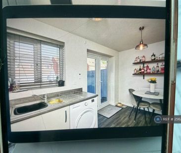 2 bedroom semi-detached house to rent - Photo 6