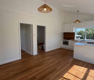 Sunny & Newly Refreshed in Surfdale - Photo 3