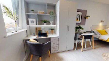 Silver 2 Bed Apt Plus - Photo 5