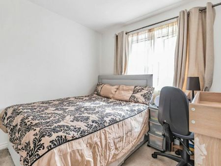 Semi-detached house to rent on - Photo 3