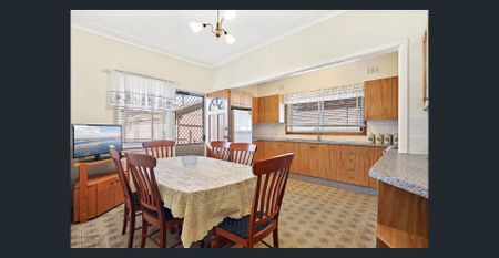 Huge yard space! - Photo 2