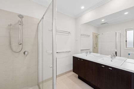 Family Home In A Quiet Court Location With 3.6m Gated Side Access - Photo 3