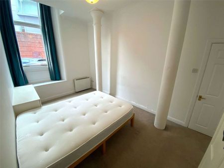 Available Mid-November | One Double Bedroom | One Bathroom | Central Location, Within 10 Minutes Walking Distance of the Oxford Road Station - Photo 5