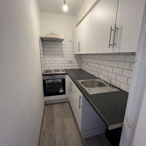 3 bedroom flat to rent - Photo 2