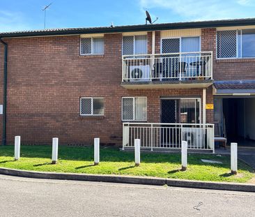 Ground floor Convenience. Walk to Schools, Shopping & Train Station . - Photo 6